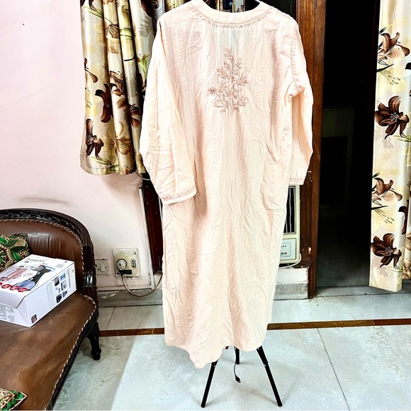 A beautiful breezy Kurta A casual in pastel peach cotton , thread embroidered - Picture 6 of 8